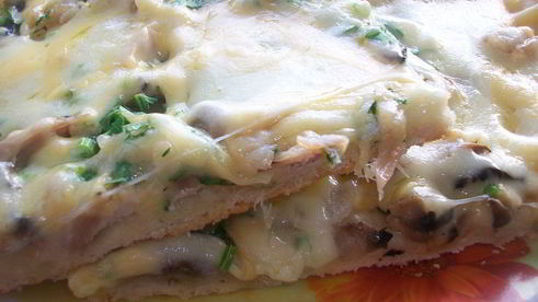 пицца с курицей, шампиньонами и сыром без томатной основы