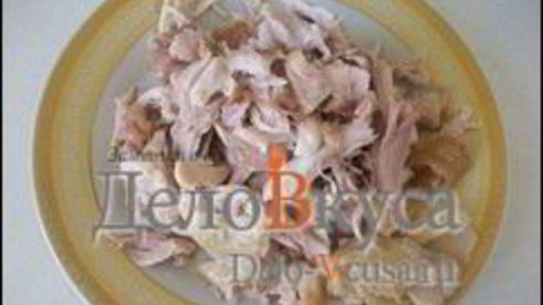 пицца с курицей, шампиньонами и сыром без томатной основы