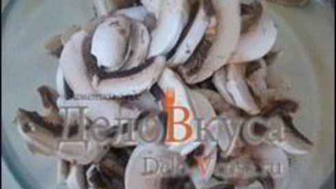 пицца с курицей, шампиньонами и сыром без томатной основы