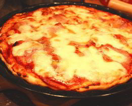 Пицца с моцареллой и беконом