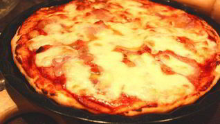 Пицца с моцареллой и беконом