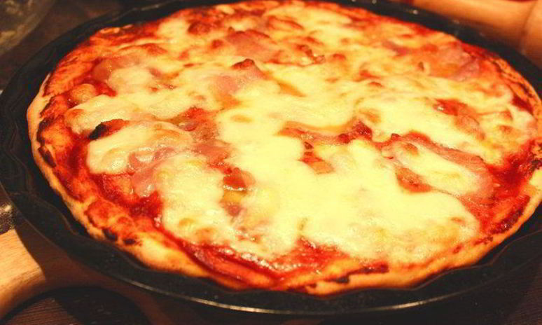 Рецепт пиццы с моцареллой и беконом