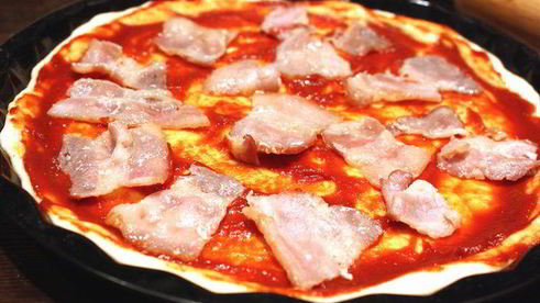 пицца с моцареллой и беконом