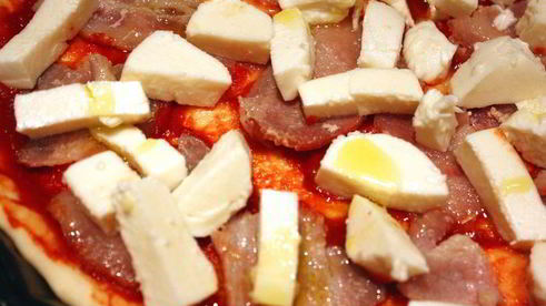 пицца с моцареллой и беконом