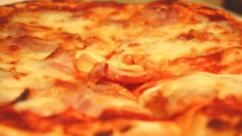 пицца с моцареллой и беконом