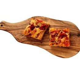 Пицца с салями, тремя сортами сыра и прованскими травами