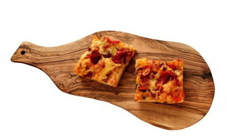 Рецепт пиццы с салями, тремя сортами сыра и прованскими травами