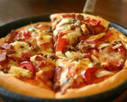 Пицца с сосисками и помидорами