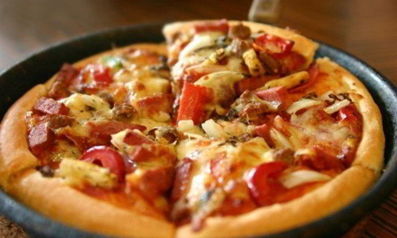 Рецепт пиццы с сосисками и помидорами