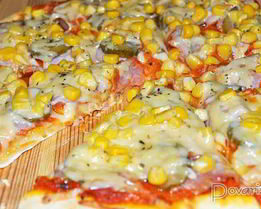 Пицца с ветчиной и кукурузой