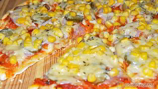 Пицца с ветчиной и кукурузой