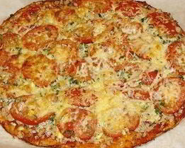 Пицца с ветчиной и помидорами на лаваше