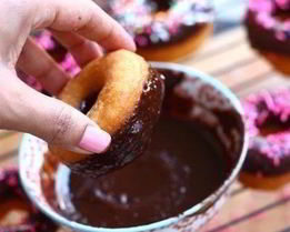 Аппетитные пончики в шоколадной глазури