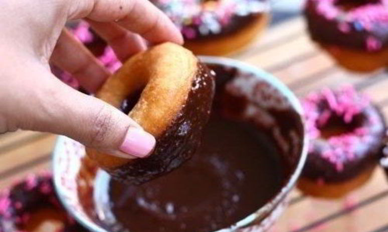Рецепт аппетитных пончиков в шоколадной глазури