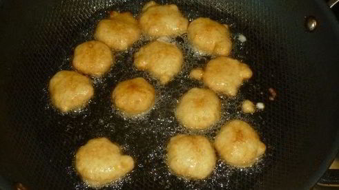 пончики на кефире с пряным сахаром и шоколадным соусом