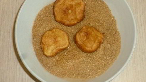 пончики на кефире с пряным сахаром и шоколадным соусом
