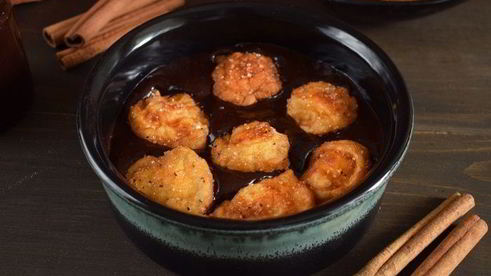 пончики на кефире с пряным сахаром и шоколадным соусом