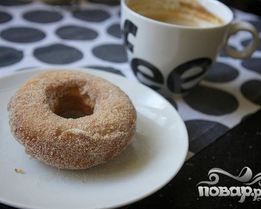 Пончики с ванильной глазурью и посыпкой