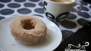 Пончики с ванильной глазурью и посыпкой