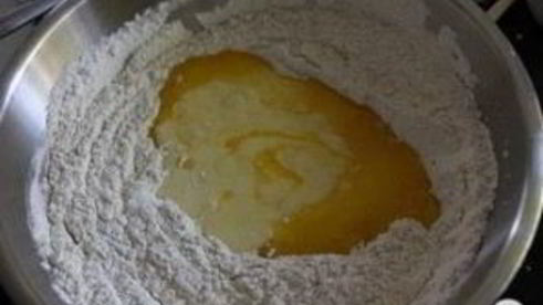 пончики с ванильной глазурью и посыпкой