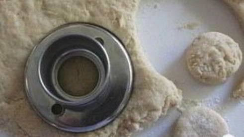 пончики с ванильной глазурью и посыпкой