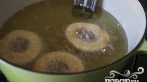 пончики с ванильной глазурью и посыпкой