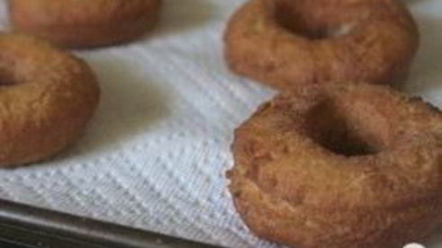 пончики с ванильной глазурью и посыпкой