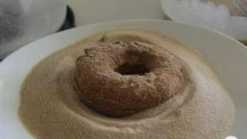 пончики с ванильной глазурью и посыпкой