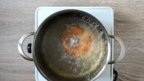 пончики во фритюре с шоколадом