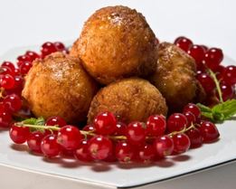 Творожные пончики с апельсиновым соусом