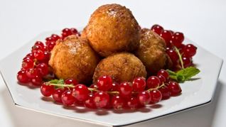 Творожные пончики с апельсиновым соусом