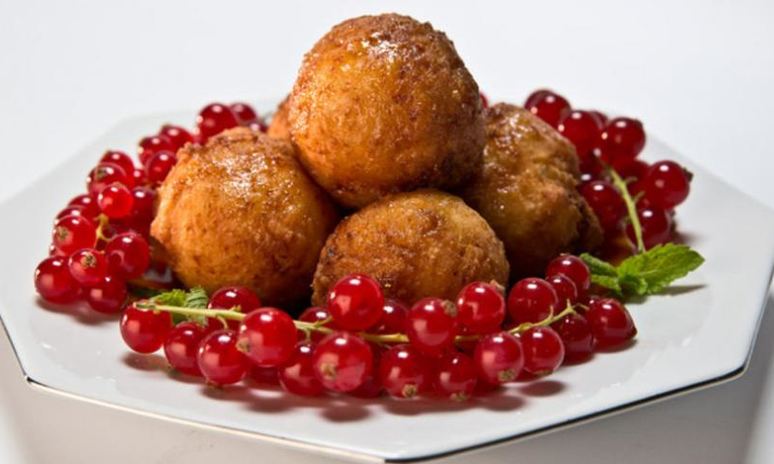 Рецепт творожных пончиков с апельсиновым соусом