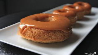 Яблочные пончики с карамелью