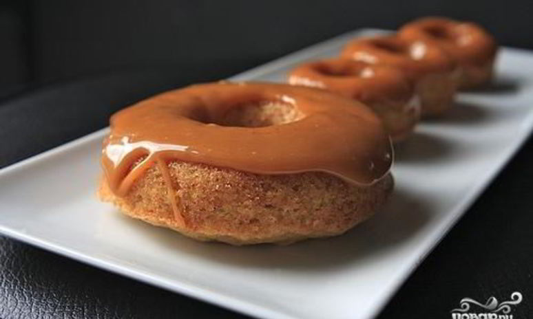 Рецепт яблочных пончиков с карамелью