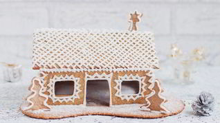 Домик пряничный с сахарными узорами