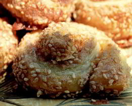 Рулетики с золотистым кунжутом