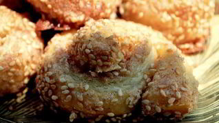 Рулетики с золотистым кунжутом