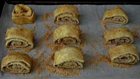 рулетики с золотистым кунжутом