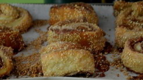 рулетики с золотистым кунжутом