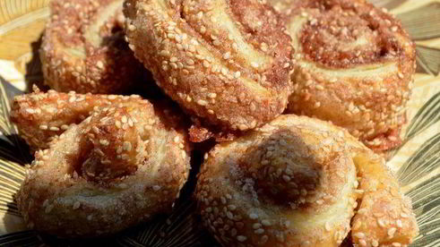 рулетики с золотистым кунжутом