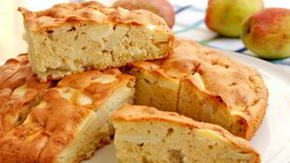 Быстрая яблочная шарлотка без яиц