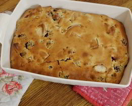 Хитрая грушевая шарлотка с ежевикой