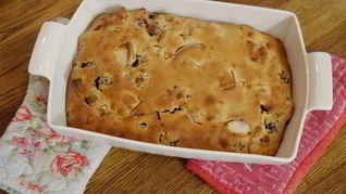 Хитрая грушевая шарлотка с ежевикой