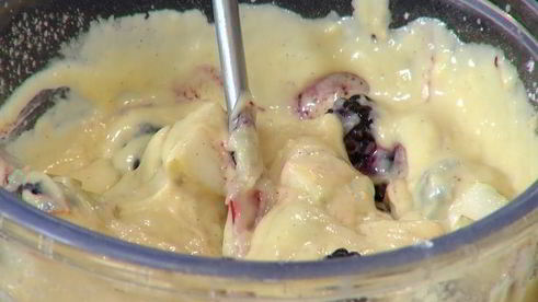 хитрая грушевая шарлотка с ежевикой