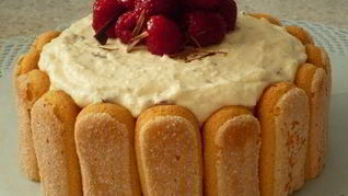 Хмельная шарлотка Страчателла с кремом из маскарпоне, вишневой водки и шоколадной крошки