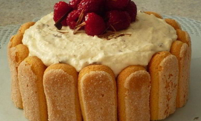 Рецепт хмельной шарлотки страчателла с кремом из маскарпоне, вишневой водки и шоколадной крошки