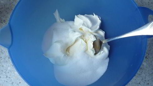 хмельная шарлотка страчателла с кремом из маскарпоне, вишневой водки и шоколадной крошки