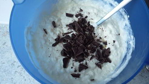 хмельная шарлотка страчателла с кремом из маскарпоне, вишневой водки и шоколадной крошки