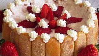 Клубнично-творожная шарлотка