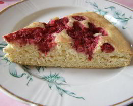 Малиновая шарлотка с малиной